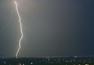 808225 Afbeelding van een bliksemschicht tijdens onweer boven Nieuwegein, gezien vanaf een flatgebouw aan de Aziëlaan ...